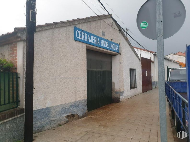 Industrial for sale at Avenida Pilar, Fuente el Saz de Jarama, Madrid, 28140 with tire, sky, window, building, plant, asphalt, house, road, road surface and electricity around