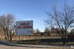 Land for sale at Avenida Hispanidad, 6, Ciempozuelos, Madrid, 28350 with sky, plant, tree, natural landscape, land lot, road surface, asphalt, landscape, motor vehicle and font around