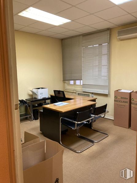 Office for rent at Calle Velázquez, 114, Salamanca, Madrid, 28006 with chair, desk, window blind, shipping box, box, table top, furniture, office equipment, flooring and floor around