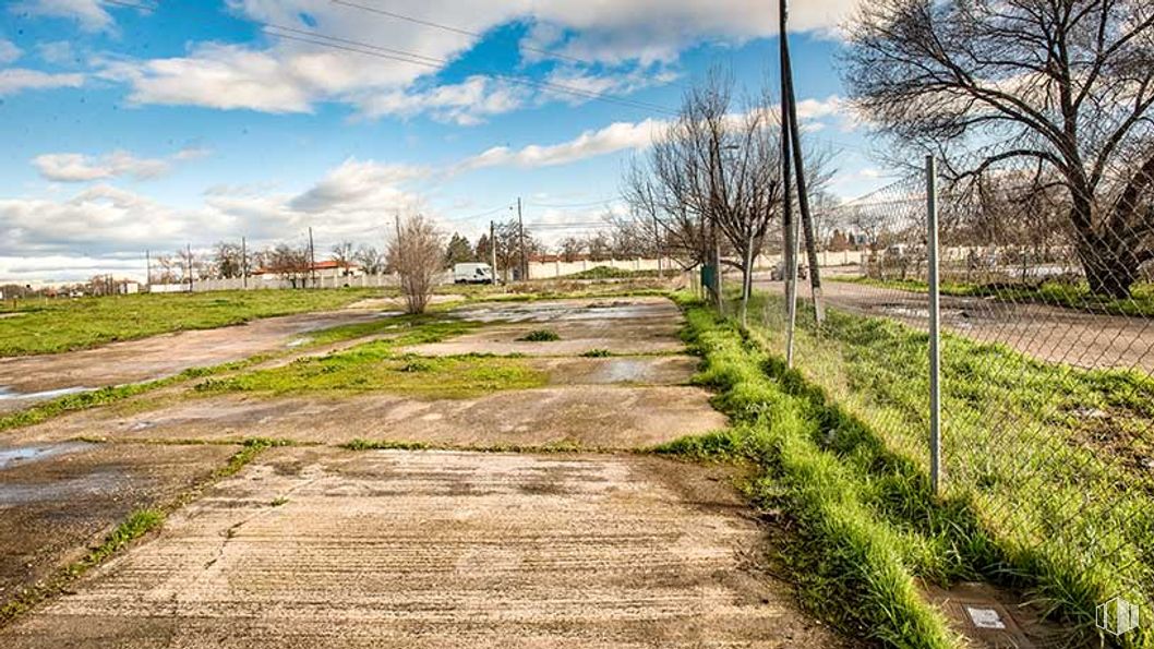 Land for sale at Avenida Aragón - Parcela T.3.5.402, 14, San Blas - Canillejas, Madrid, 28022 with cloud, sky, plant, natural landscape, tree, road surface, wood, overhead power line, vegetation and asphalt around