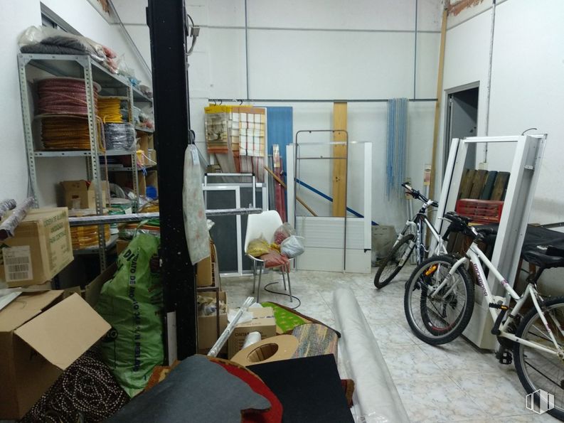 Local en venta en Zona Centro, Leganés, Madrid, 28912 con neumático, bicicleta, productos envasados, rueda, rueda de bicicleta, edificio, vehículo, madera, horquilla de bicicleta y piso alrededor