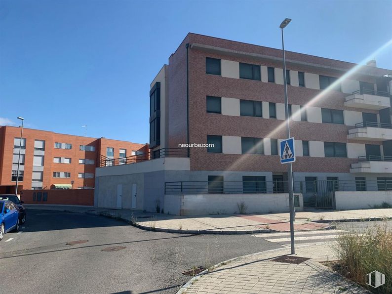 Local en venta en Calle Flor de Loto, Ávila, 05002 con edificio, cielo, ventana, planta, luz de la calle, diseño urbano, condominio, superficie de la carretera, asfalto y zona residencial alrededor