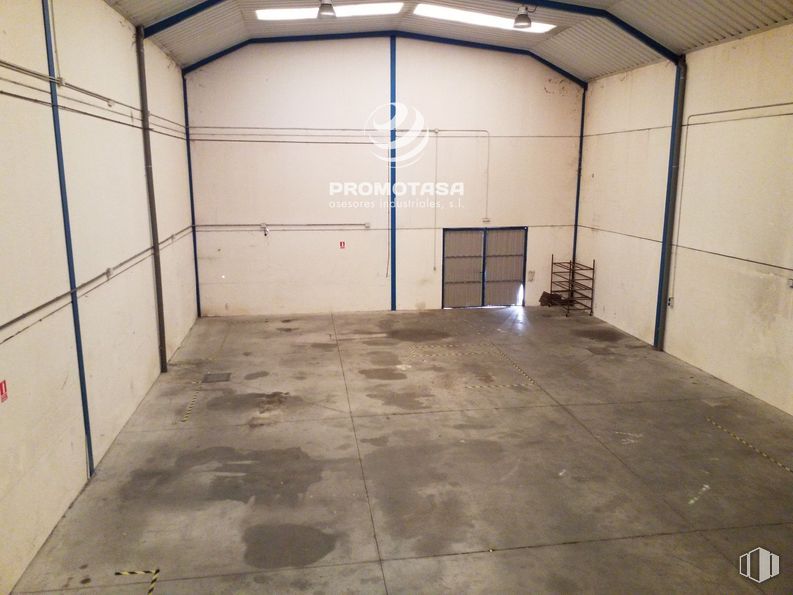 Industrial for rent at Calle Cobre, Loeches, Madrid, 28890 with door, floor, flooring, warehouse, garage, building material and parking around