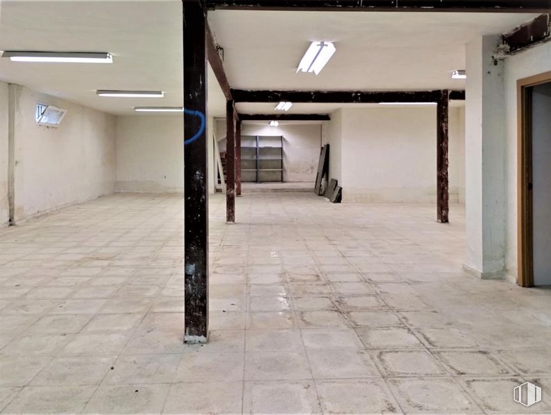 Local en alquiler y venta en Zona Centro, Aranjuez, Madrid, 28300 con puerta, espejo, accesorio, suelos, suelo, suelo de baldosas, material compuesto, hormigón, aparcamiento y techo alrededor