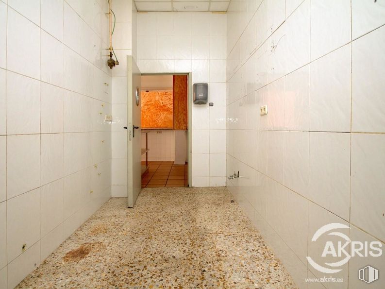 Retail for sale at Calle Islas Columbretes, Fuencarral - El Pardo, Humanes de Madrid, Madrid, 28970 with fixture, flooring, floor, wood, hall, amber, door, wall, ceiling and house around