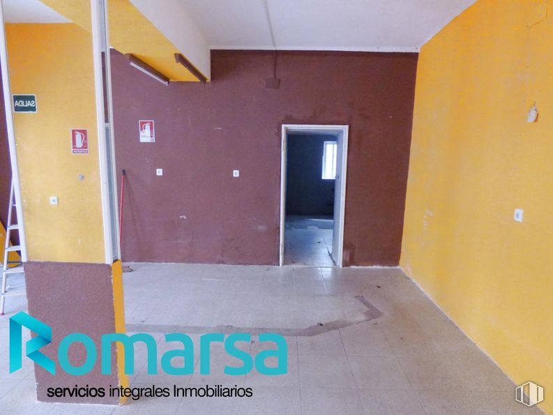 Retail for rent at Zona Estación, Ávila, 05001 with mirror, paint, fixture, house, interior design, wood, building, floor, flooring and material property around