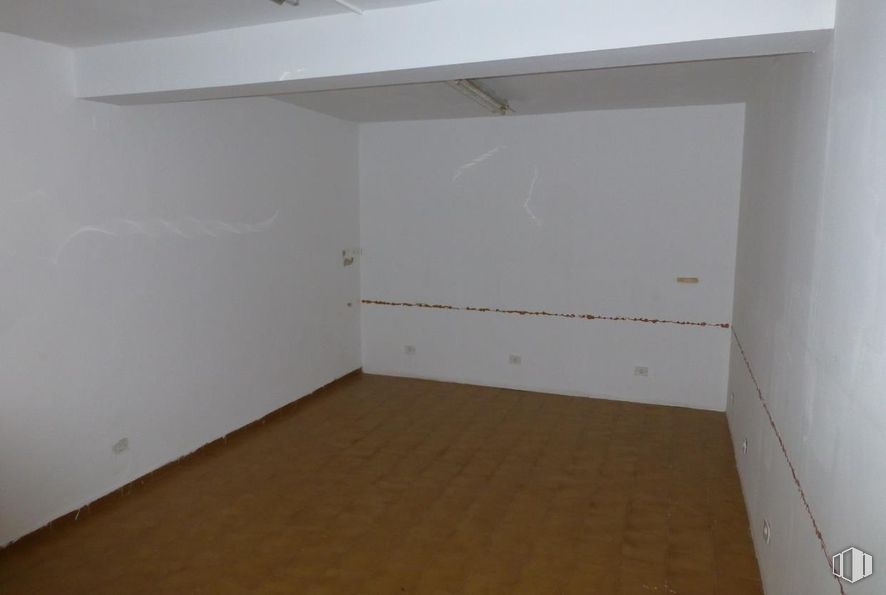 Retail for sale at Plaza Carrasco, Segovia, 40005 with wood, flooring, fixture, floor, hardwood, wood stain, ceiling, composite material, plywood and plaster around