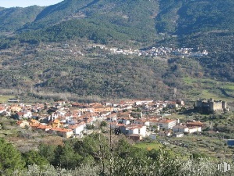 Land for sale at Calle Mirador del Valle, 24, Mombeltrán, Ávila, 05413 with building, mountain, sky, natural landscape, plant, landscape, city, hill, plateau and tree around