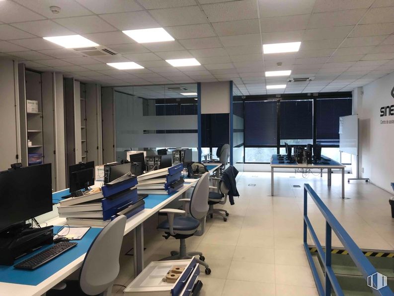 Retail for rent at Zona industrial, Alcobendas, Madrid, 28108 with computer monitor, computer keyboard, chair, desk, table, light fixture, computer, personal computer, office chair and building around