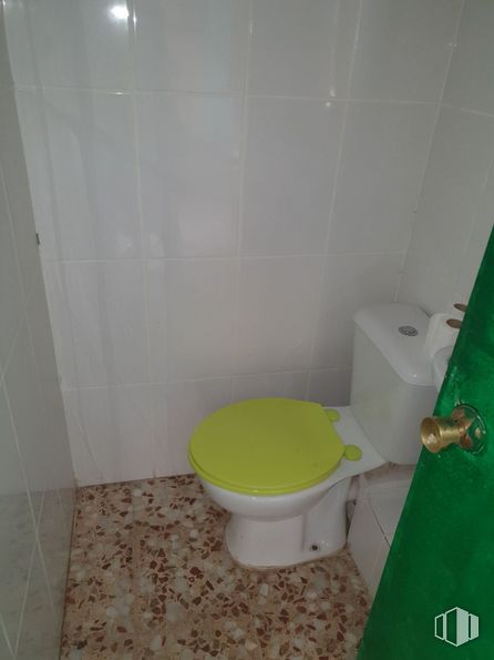 Local en alquiler en Zona Reyes Católicos, Alcalá de Henares, Madrid, 28802 con inodoro, asiento de inodoro, baño, morado, accesorio de fontanería, suelo, suministros para el hogar, piso, fontanería y accesorio alrededor