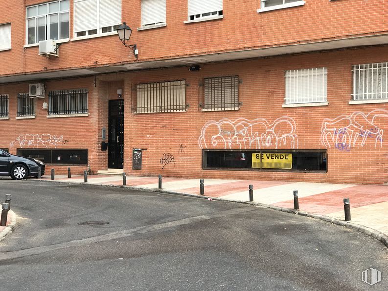 Local en venta en Calle Olivo, 9, Humanes de Madrid, Madrid, 28970 con coche, edificio, ventana, neumático, rueda, superficie de carretera, asfalto, barrio, vehículo y ladrillo alrededor