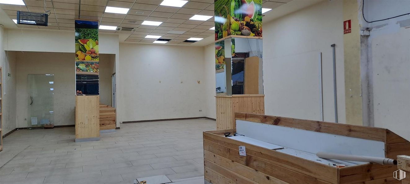 Retail for rent at Plaza Universidad, 6, Segovia, 40005 with cabinetry, property, wood, flooring, interior design, floor, building, hardwood, wood stain and ceiling around