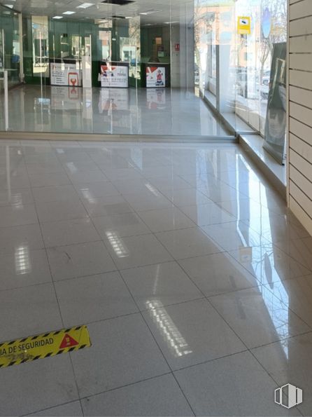 Retail for rent at Calle San Juan, 18, Pinto, Madrid, 28320 with tile flooring, fixture, building, floor, flooring, building material, road surface, cleanliness, glass and composite material around