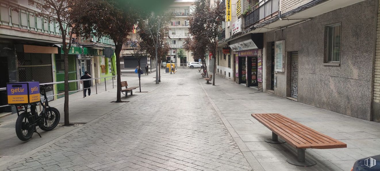 Retail for sale & for rent at Calle Alfares, 4, Alcorcón, Madrid, 28922 with tire, bench, bicycle, person, building, daytime, infrastructure, road surface, neighbourhood and urban design around