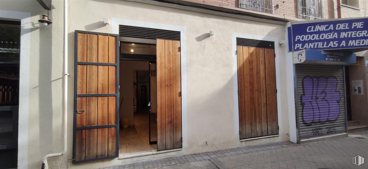 Retail for rent at Calle Guzmán el Bueno, 48, Chamberí, Madrid, 28015 with door, wall, wood, composite material, home door, glass, metal, concrete, iron and hardwood around