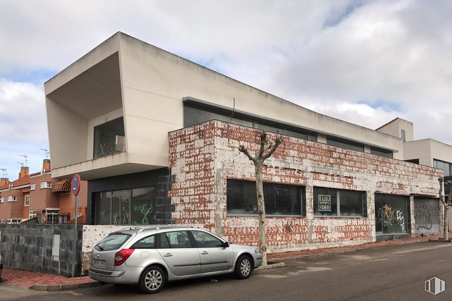 Retail for sale & for rent at Calle La Coruña, 2, Torrejón del Rey, Guadalajara, 19174 with car, building, wheel, cloud, automotive parking light, sky, tire, vehicle, property and plant around