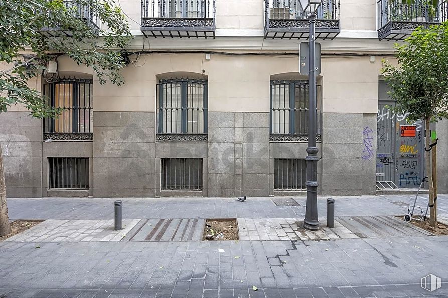 Retail for sale at Calle Nao, 8, Centro, Madrid, 28004 with window, building, urban design, tree, residential area, road surface, real estate, city, facade and symmetry around