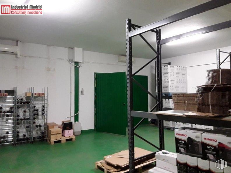 Industrial for sale at Polígono Industrial La Huerta, Velilla de San Antonio, Madrid, 28891 with packaged goods, interior design, floor, flooring, wood, machine, gas, engineering, ceiling and building around