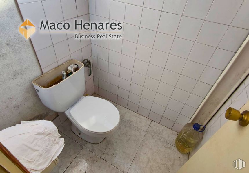 Industrial for rent at Calle Lisboa, 9, Torres de la Alameda, Madrid, 28813 with toilet, bottle, toilet seat, bathroom, plumbing fixture, wall, flooring, floor, plumbing and tile around