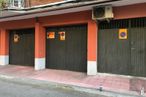 Retail for sale at Calle Cáceres, 18, Getafe, Madrid, 28903 with door, property, wood, road surface, building, architecture, wall, brick, asphalt and fixture around