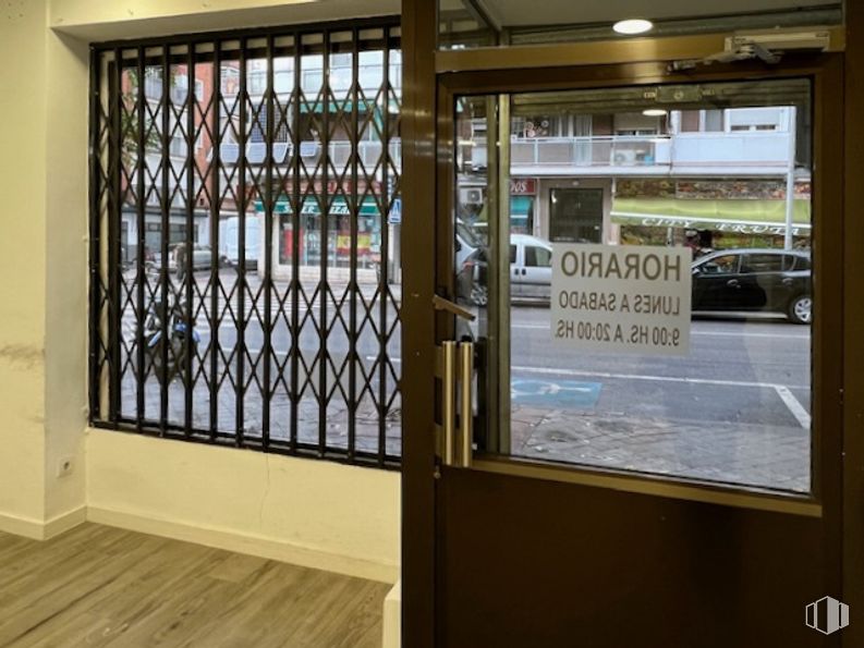 Local en venta en Calle Ezequiel Solana, Ciudad Lineal, Madrid, 28017 con puerta, ventana, coche, edificio, madera, accesorio, interiorismo, suelo, casa y sombra alrededor