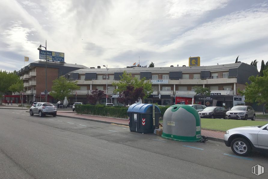 Retail for rent at Edificio Azata Club, Avenida Europa, 16 y Calle Oslo, 1, Pozuelo de Alarcón, Madrid, 28224 with car, wheel, tire, automotive parking light, parking, family car, full-size car, mid-size car, van and luxury vehicle around