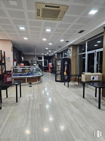 Local en alquiler y venta en Zona Fuensanta-Universidad, Cuenca, 16002 con mesa, suelos, suelo, techo, interiorismo, alumbrado, material compuesto, suelos de madera, vidrio y edificio comercial alrededor