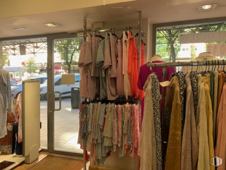 Local en alquiler y venta en Calle Marroquina, Moratalaz, Madrid, 28030 con ropa, percha, textil, armario, camiseta, venta al por menor, tienda, madera, mercado y mercado alrededor