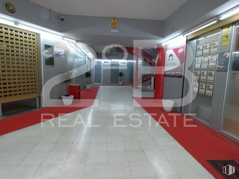 Retail for sale at Zona Parque Paris, Las Rozas de Madrid, Madrid, 28230 with property, fixture, interior design, flooring, floor, building, automotive design, ceiling, symmetry and event around