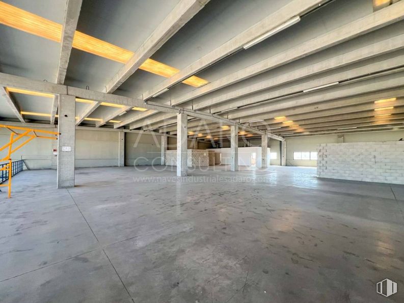 Industrial for rent at Calle Francisco Alonso, Alcalá de Henares, Madrid, 28806 with floor, flooring, ceiling, composite material, concrete, hall, beam, building material, design and warehouse around