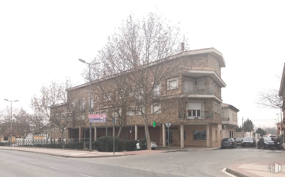 Retail for sale & for rent at Avenida Madridejos, 47, Villacañas, Toledo, 45860 with building, sky, window, tree, plant, wheel, street light, urban design, residential area and house around