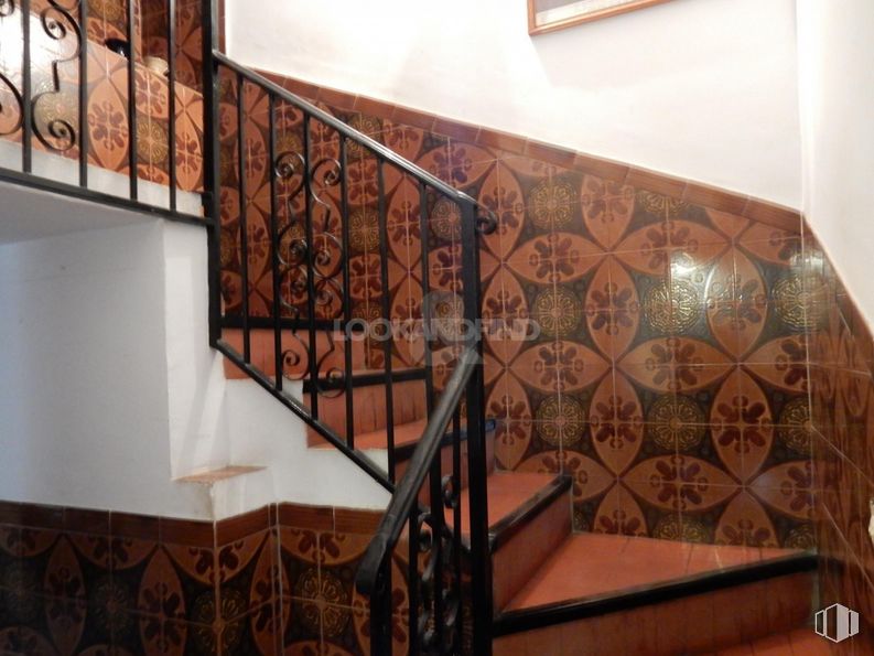 Retail for sale & for rent at Zona Santa Bárbara, Toledo, 45006 with picture frame, brown, stairs, wood, interior design, floor, flooring, wood stain, hardwood and baluster around