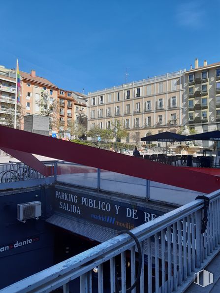 Retail for sale at Plaza Pedro Zerolo, 5, Centro, Madrid, 28004 with building, daytime, sky, window, urban design, tower block, condominium, neighbourhood, residential area and real estate around