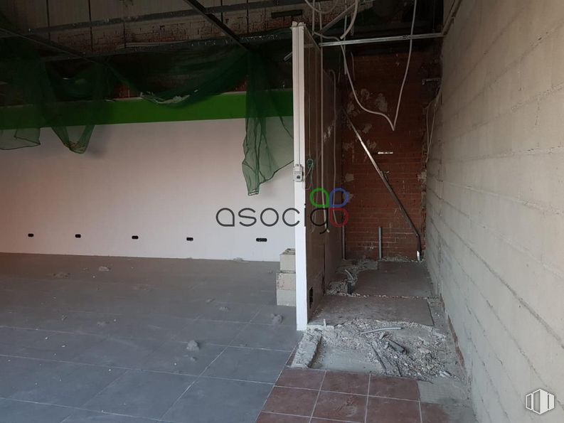 Retail for sale at Avenida España, Villanueva de la Torre, Guadalajara, 19209 with floor, flooring, composite material, building, wood, building material, road surface, tints and shades, concrete and gas around