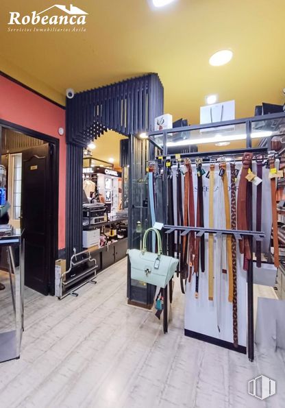 Retail for rent at Calle Doctor Fleming, Ávila, 05001 with handbag, bag, lighting, flooring, building, floor, clothes hanger, wood, ceiling and hardwood around