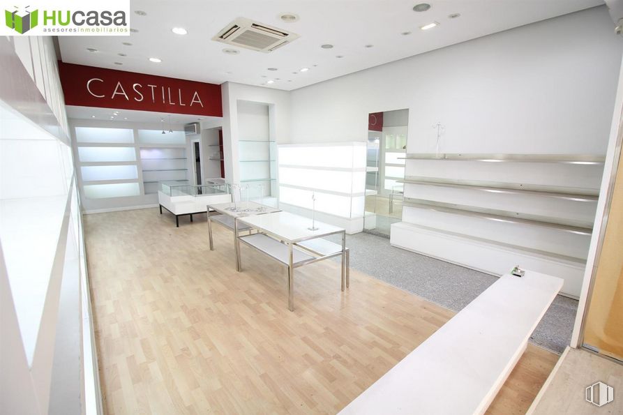 Retail for sale & for rent at Zona Santa Teresa, Toledo, 45004 with table, furniture, interior design, building, flooring, floor, wood, wall, hall and hardwood around