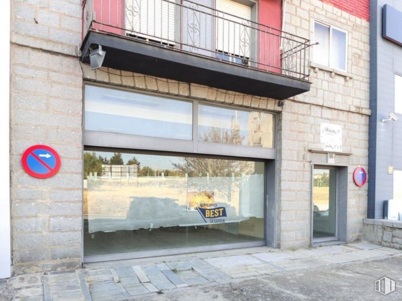 Local en alquiler en Carretera San Rafael, Segovia, 40006 con ventana, edificio, superficie de la carretera, fachada, inmobiliario, accesorio, gas, fuente, carretera y diseño urbano alrededor