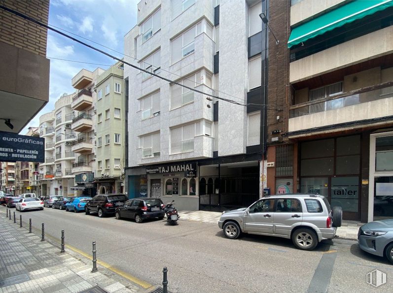 Retail for rent at Centro urbano, Cuenca, 16002 with car, building, wheel, land vehicle, automotive parking light, tire, vehicle, window, urban design and condominium around