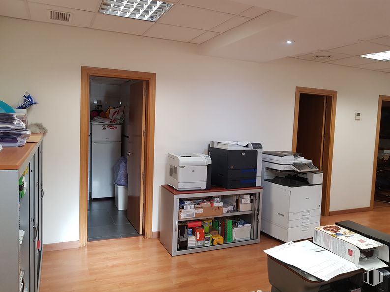 Office for sale at Calle Ricardo Ortiz, Ciudad Lineal, Madrid, 28017 with printer, furniture, cabinetry, filing cabinet, building, home appliance, wood, interior design, flooring and kitchen around