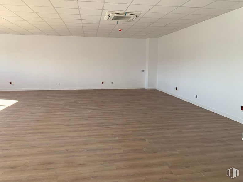 Nave en alquiler en Calle Jacinto Benavente, 5, Torrejón de Ardoz, Madrid, 28019 con edificio, accesorio, madera, pasillo, piso, suelo, tinte para madera, madera, material compuesto y techo alrededor