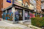 Retail for sale at Calle Illescas, La Latina, Madrid, 28024 with building, plant, window, font, wall, road surface, art, neighbourhood, public space and house around