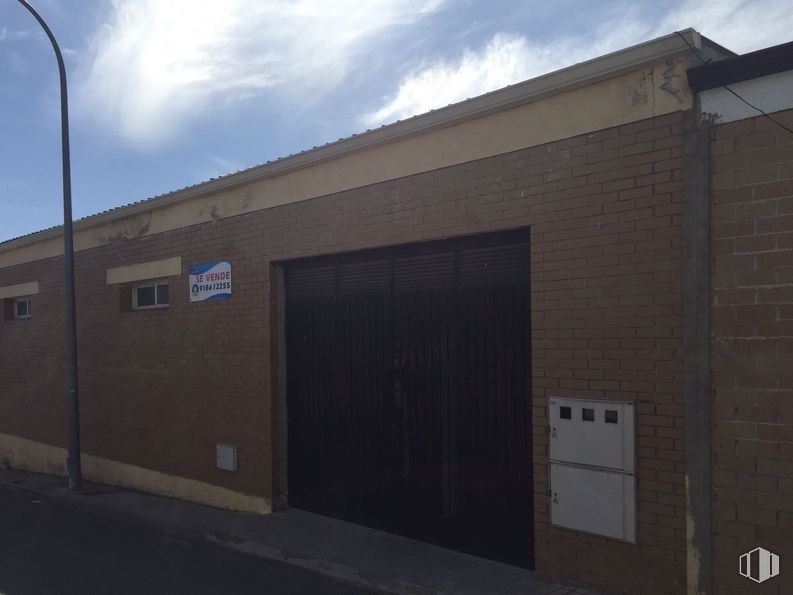 Industrial for sale at Calle Alfareros, 11, San Martín de Valdeiglesias, Madrid, 28680 with door, cloud, sky, street light, grey, facade, asphalt, tints and shades, composite material and concrete around