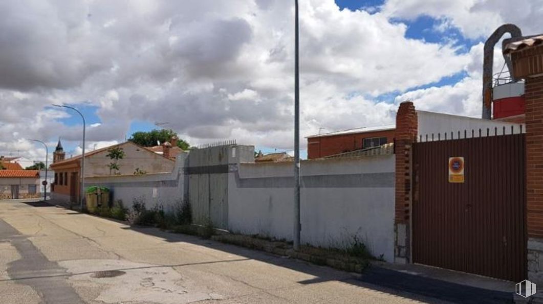 Industrial for sale at Calle Rocinante, Ajofrín, Toledo, 45110 with door, cloud, sky, building, plant, road surface, tree, asphalt, rural area and gas around