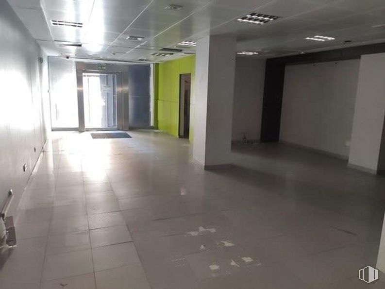 Retail for sale & for rent at Calle Pinos Alta, Tetuán, Madrid, 28029 with fixture, hall, flooring, floor, tile flooring, glass, ceiling, composite material, building material and event around