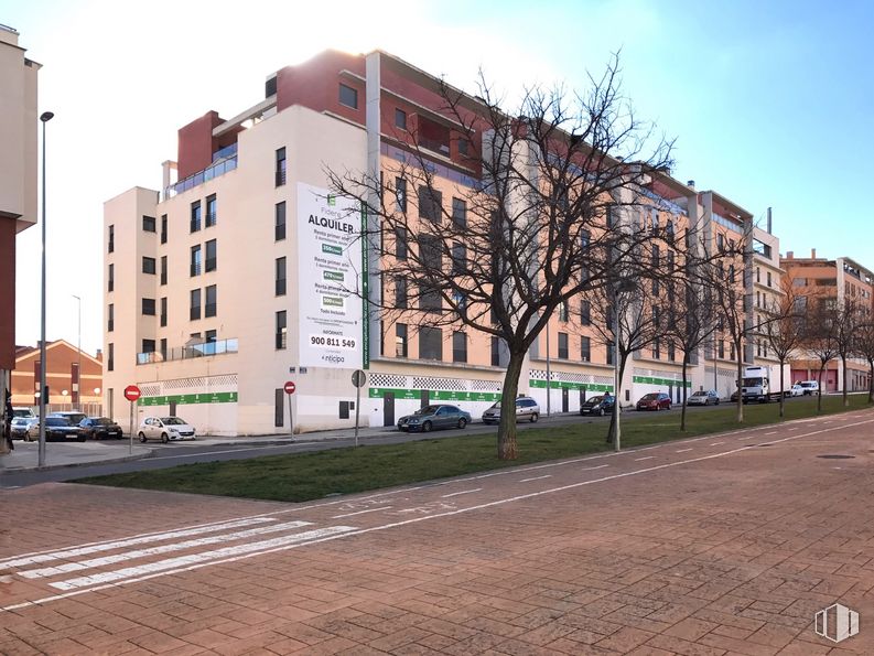 Retail for rent at Calle Eulalia Abaitua, 1, Guadalajara, 19005 with building, sky, property, window, wheel, cloud, car, tire, urban design and road surface around