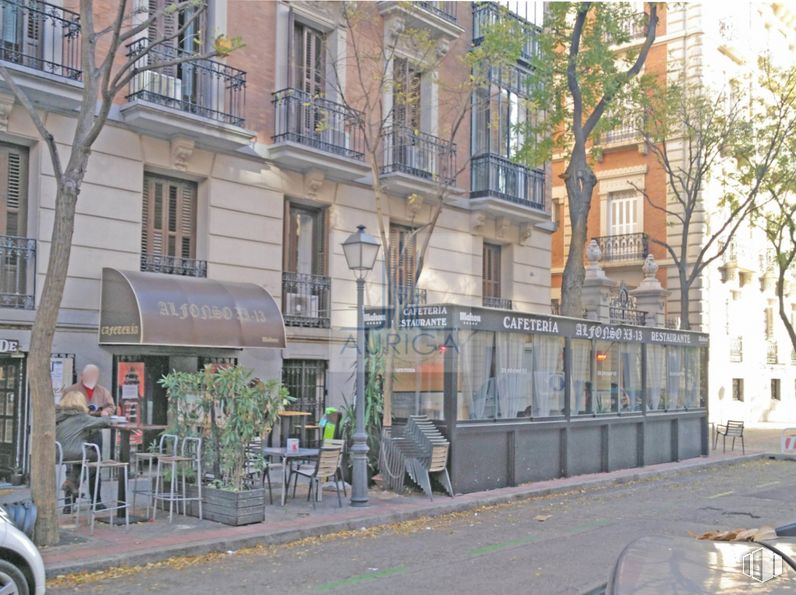 Retail for sale at Barrio Los Jerónimos, Retiro, Madrid, 28014 with window, building, vehicle, tree, motor vehicle, urban design, road surface, residential area, facade and wheel around