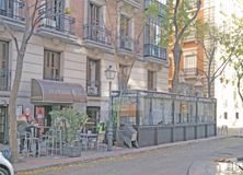 Retail for sale at Barrio Los Jerónimos, Retiro, Madrid, 28014 with window, building, vehicle, tree, motor vehicle, urban design, road surface, residential area, facade and wheel around