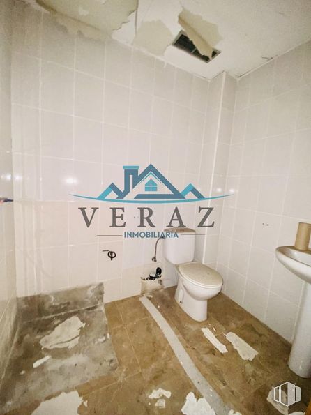 Retail for sale at Calle Angel Alcazar, Talavera de la Reina, Toledo, 45600 with toilet, sink, building, plumbing fixture, bathroom, toilet seat, flooring, floor, wood and house around