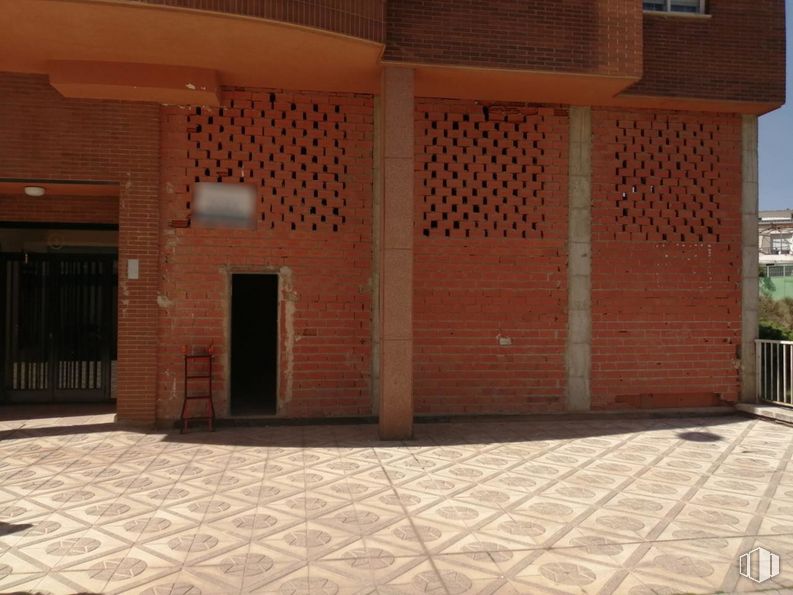 Retail for rent at Avenida Juan Carlos I, Cuenca, 16004 with door, building, wood, shade, road surface, brickwork, floor, flooring, brick and wall around