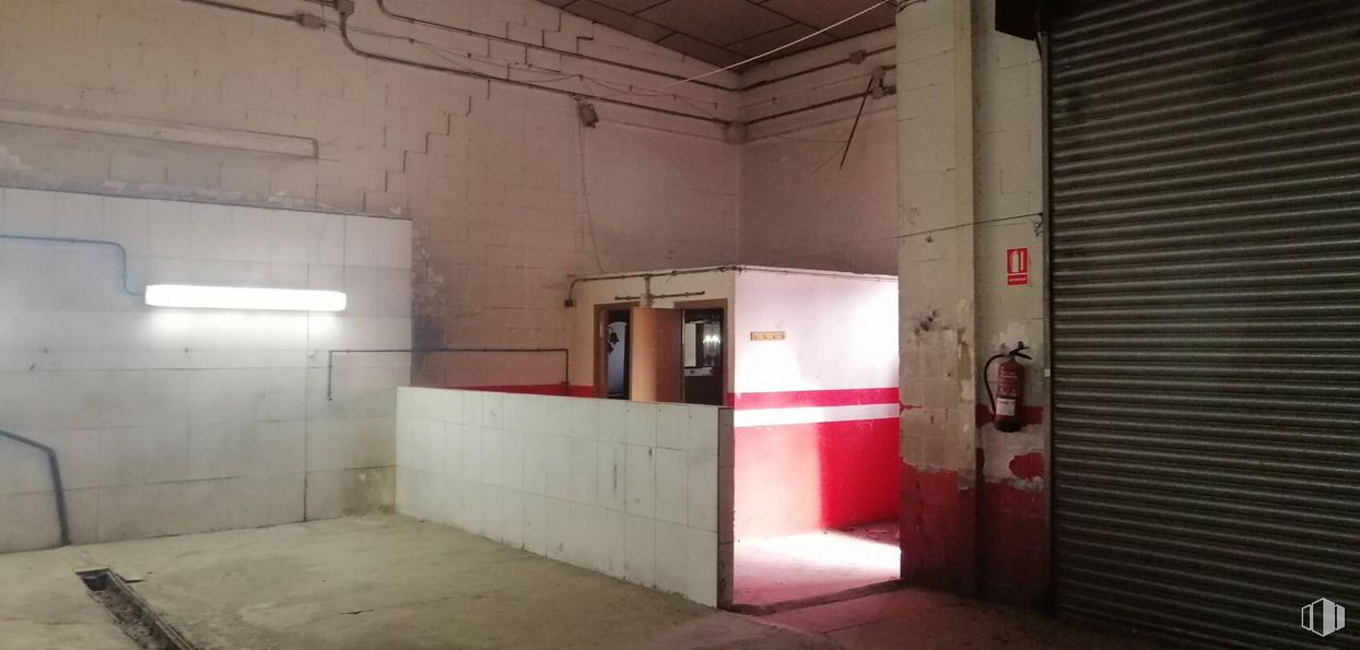 Industrial for sale at Paseo Talleres, 3, Villaverde, Madrid, 28021 with fixture, flooring, floor, gas, composite material, ceiling, house, concrete, tints and shades and building around